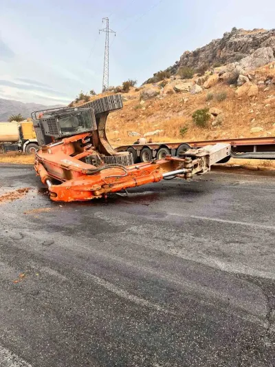Adıyaman'da Tırın Üzerinden Düşen Paletli Kepçe Yolu Traffiğe Kapattı