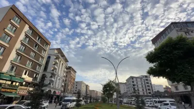 Yüksekova'da Gökyüzünde Görsel Şölen: Nadir Görülen Sirrokümülüs Bulutları Hayran Bıraktı
