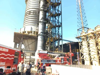 Bandırma'da İş Yeri Deposunun Çatısında Çıkan Yangın Korkuttu