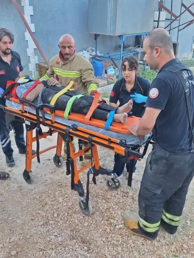 Hatay Altınözü'nde Devrilen Traktörün Altında Kalan 3 Kişi Yaralandı