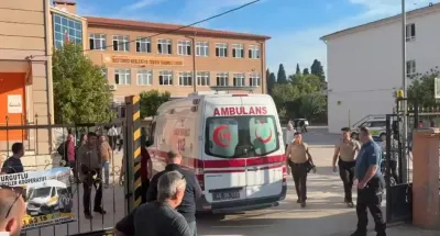 Manisa Turgutlu'da Lise Önünde Silahlı Saldırı: Öğrenciler Yaralandı