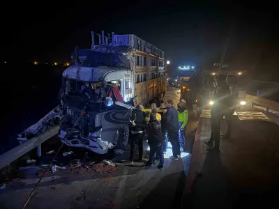 Afyonkarahisar’da Kamyon Kazası: Sıkışan Sürücü Vinçle Kurtarıldı