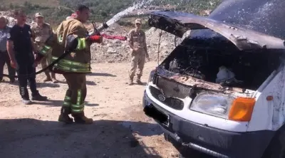 Antakya'da Seyir Halindeki Minibüsün Motorundan Alevler Yükseldi
