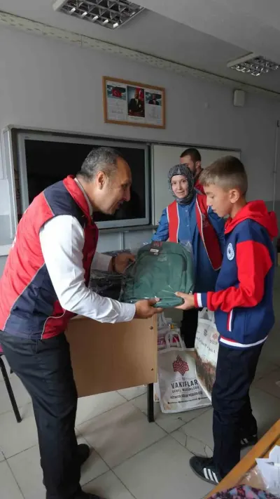 Kütahya'da Köy Okulu Öğrencilerine Vakıflardan Kırtasiye Desteği