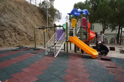 Bilecik'te Çocuk Parkları ve Oyun Alanlarının Zeminleri Kauçukla Yenileniyor