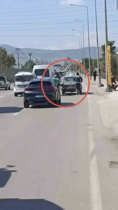 Bursa'da Arızalanan Otomobili Motosikletiyle İten Motokurye İlginç Anlara Sahne Oldu