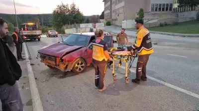 Eskişehir'de Kontrolden Çıkan Otomobil Direğe Çarptı: Sürücü Yaralandı