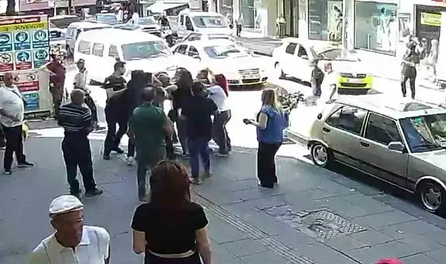 Kaza sonrası çıkan kavgada ortalık savaş alanına döndü: Kadın sürücüyü böyle darp etti