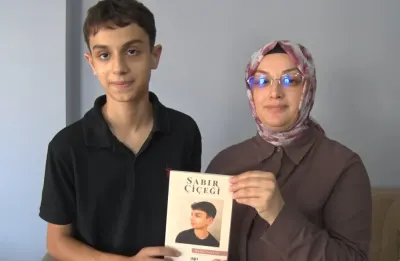 Kanserle mücadele eden anne ve oğlunun şiirleri kitap oldu: Sabır Çiçeği umut dağıtıyor