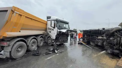Arnavutköy'de Yağışlı Havada Kamyon Kazası: 2 Yaralı