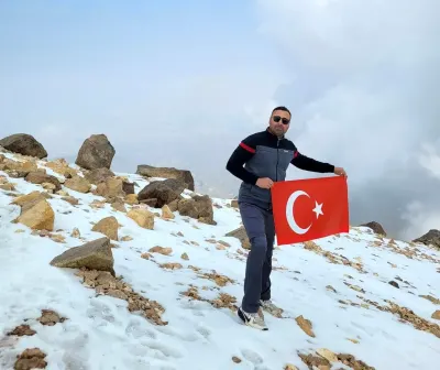 Düzce Üniversitesi Öğretim Üyesi Doç. Dr. Haydar Sacit 4 Bin 811 Metrelik Savalan Dağı Zirvesine Ulaştı