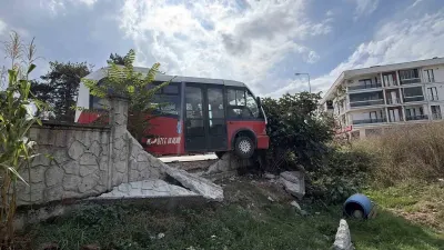 Düzce'de Köpeğe Çarpmamak İsteyen Halk Otobüsü Duvara Çarptı