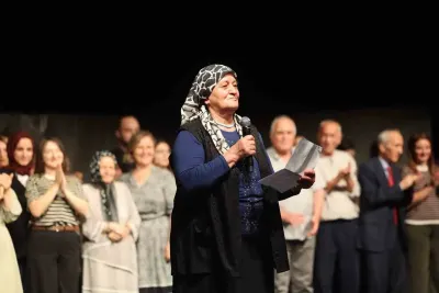 Merkezefendi'de Alzheimer Yaşam Merkezi Üyelerinin Tiyatro Oyunu Ayakta Alkışlandı