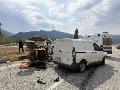 Kastamonu'da Hafif Ticari Araç ile Traktör Çarpıştı: 1 Yaralı