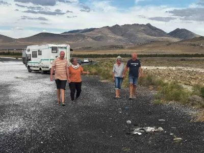 Alman turistler karavanla Konya Karapınar'da: Meke Gölü ve Acıgöl'de kamp kurdular