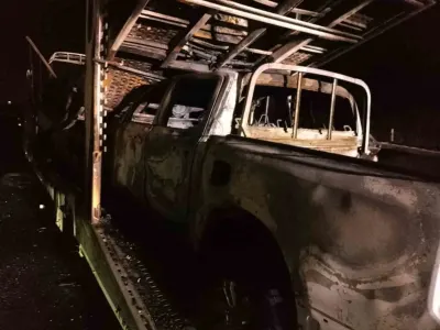Osmaniye'de Sıfır Araç Taşıyan Tır Yandı: 4 Pikap Küle Döndü