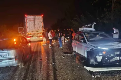 Antalya'da D-400 Kara Yolunda 4 Araç Birbirine Girdi: 2 Yaralı