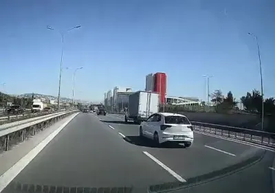 Kocaeli Çayırova'da D-100 Karayolu'nda Kamyonetin Tehlikeli Makas Atma Anları Kamerada