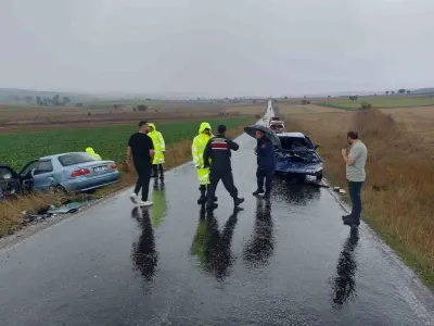 Kastamonu'da İki Otomobil Çarpıştı: İki Sürücü Yaralandı