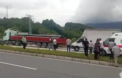 Düzce'de Hasta Nakil Ambulansı Tıra Çarptı: 1 Yaralı