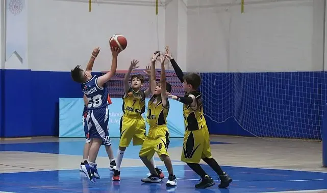 Minik basketbolcular kupalarına kavuştu
