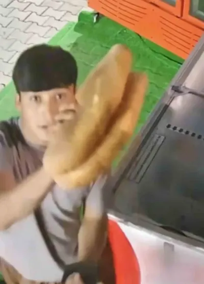 Düzce'de Kapalı Marketten Ekmek Alan Gençlerin Dürüstlüğü Kamerada