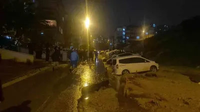 Ankara'da Şiddetli Sağanak Sonrası Yol Çöktü: Onlarca Araç Mahsur Kaldı