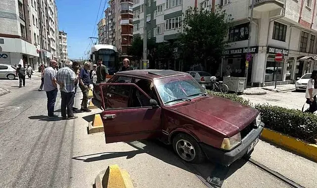 Eskişehir'de trafik kazası sebebiyle tramvay seferleri aksadı