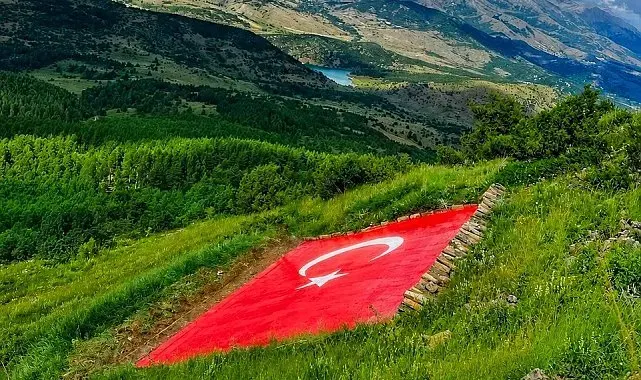 Kelkit Vadisi'nin simgesi dev Türk bayrağı yenilendi