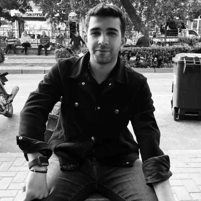 Bursa'da Korkunç Kaza: İki Otomobil Kafa Kafaya Çarpıştı, 1 Ölü, 1 Yaralı