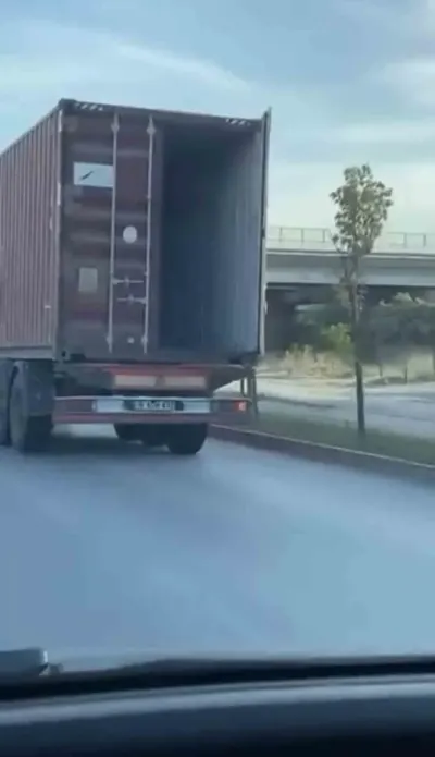 Bursa'da Açık Unutulan Tır Dorse Kapağı Trafikte Tehlike Saçtı