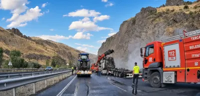 Erzincan-Erzurum Kara Yolunda Hayvan Yemi Yüklü Tır Yandı