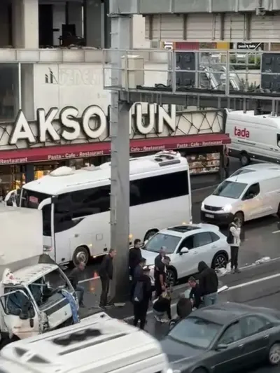E-5 Haramidere'de Yağmur Nedeniyle Feci Kaza: Şoföre Vatandaşlar Kalp Masajı Yaptı
