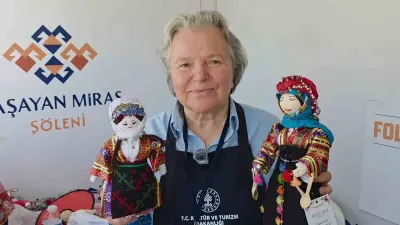 Kütahyalı sanatçı geleneksel yöresel kıyafetleri bez bebeklerle geleceğe taşıyor