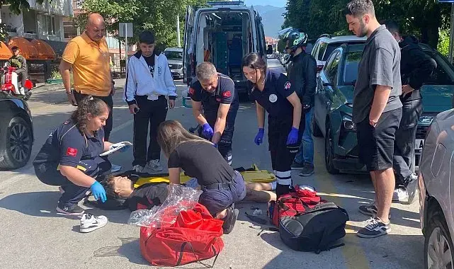 Hafif ticari araca çarparak savrulan motosikletli yaralandı