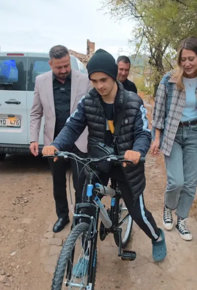 Gömeç'te Anlamlı Buluşma: Özel Vatandaş Cumali'ye Verilen Bisiklet Sözü Tutuldu