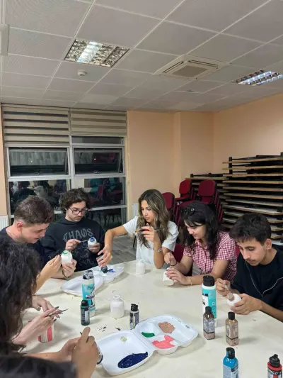 Muğla Menteşe'de Gençler Sanatla Buluşuyor: Yeteneklerini Geliştiriyorlar