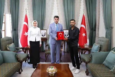 Ravanda Kalesi'nde Türk bayrağını düzelten gence Validen teşekkür