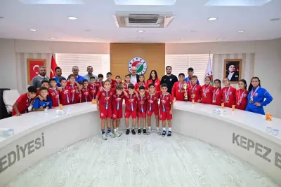 Kepez Belediye Başkanı Mesut Kocagöz Şampiyon Genç Sporcuları Ağırladı