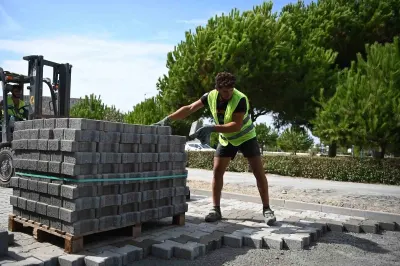 Kuşadası Karaova Mahallesi'nde Yol Yenileme Çalışmaları Hızla Devam Ediyor