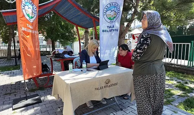 Kütüphane geziyor, çocuklar hem okuyor hem eğleniyor