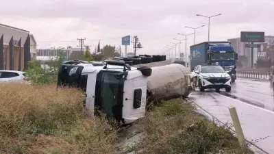 İnegöl'de Sıvı Tuz Yüklü Tanker Kanalına Devrildi: Sürücü Yaralandı