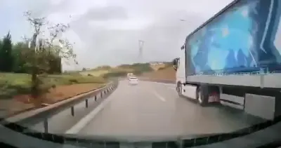 Bursa'da Yağışlı Havada Kontrolden Çıkan Otomobil Bariyerlere Çarptı