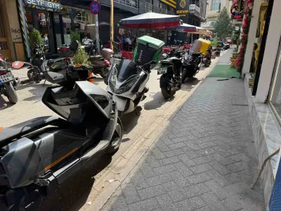 Eskişehir'de Trafiğe Kapalı Sokağa Park Edilen Kurye Motosikletleri Tepki Çekiyor
