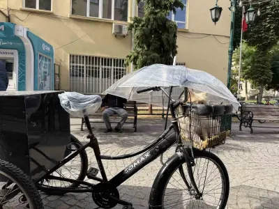 Eskişehir'de Bisiklet Sepetindeki Köpeğini Şemsiyeyle Yağmurdan Korumayan Yürek Isıtan Anlar