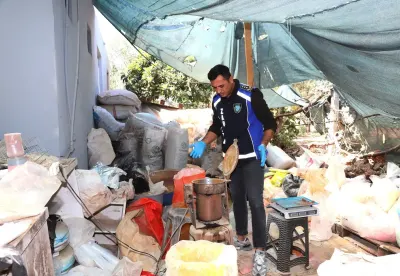 Antalya’da merdiven altı işletmeye zabıta baskını: Yarım ton keçiboynuzu ve çok sayıda ürüne el konuldu