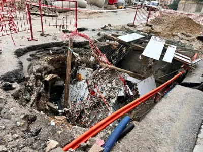 Ankara'da Şiddetli Sel ve Sağanak Sonrası Yol Yarılganlığı: 15 Araç Çukura Saplandı