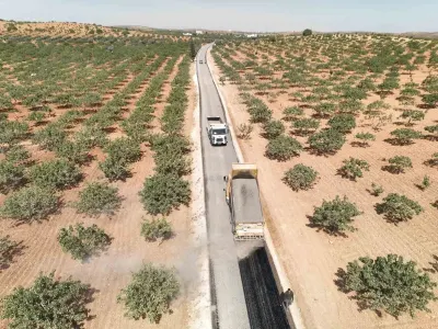 Büyükşehir Belediyesi Birecik'te 40 Kilometrelik Grup Yolunu Yeniliyor