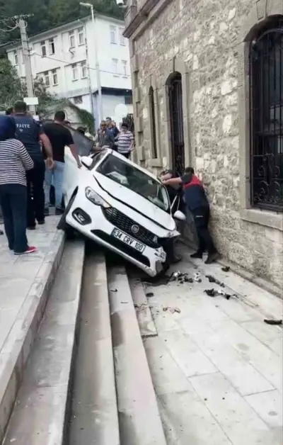 Bartın Amasra'da Kontrolden Çıkan Otomobil Müze Merdivenlerinden Düştü
