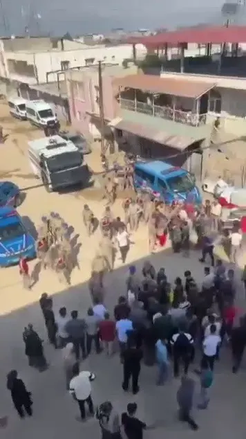 Hatay'da Kaçak Elektrik Operasyonunda Gerginlik: Mahalleli Yolu Kapattı